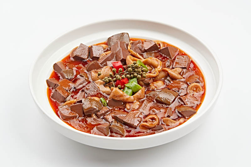 白色瓷盤(pán)裝的麻辣肥腸血豆腐