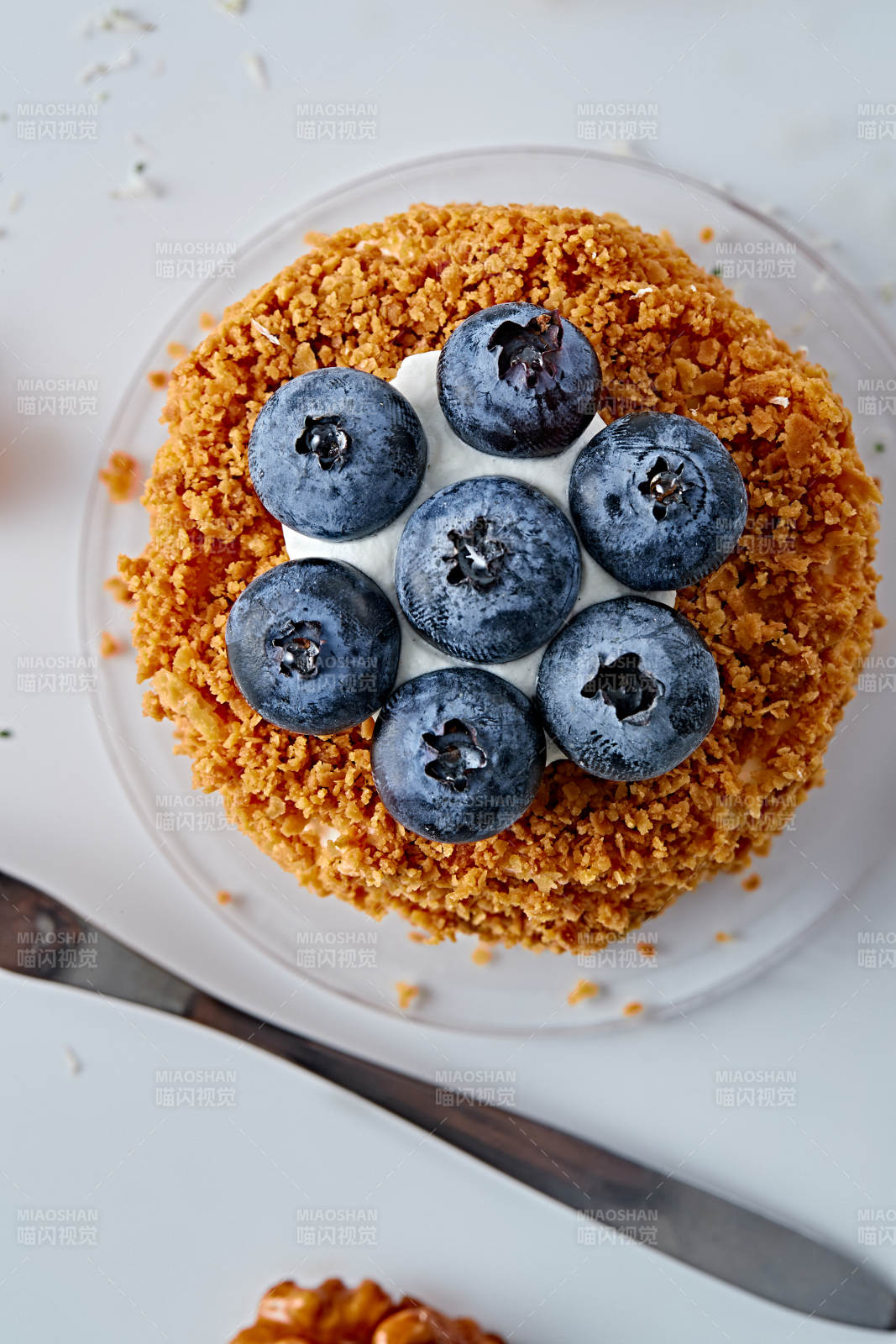 蓝莓坚果碎奶油慕斯蛋糕-摄影图