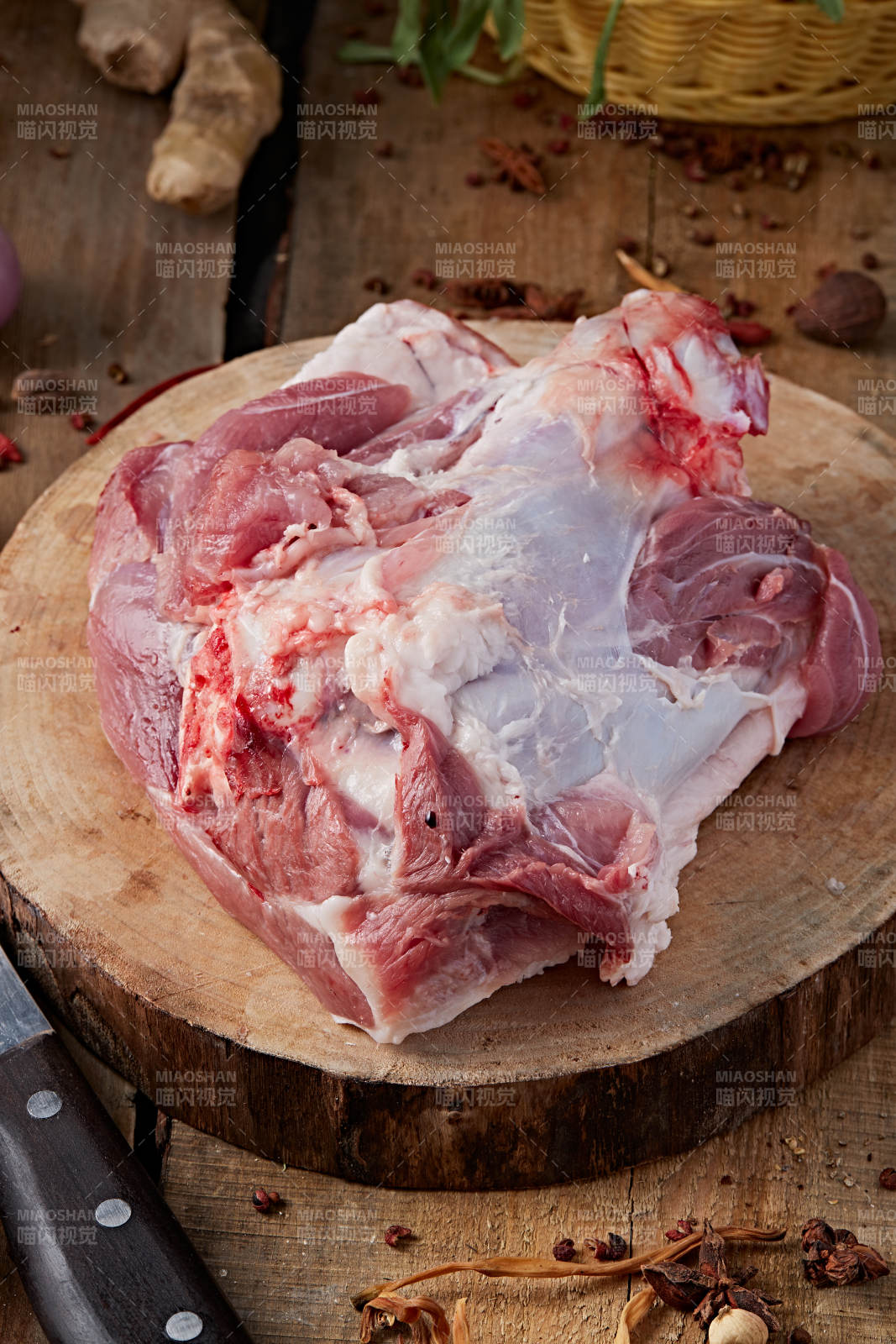 白色背景下的生鲜猪肘子-摄影图