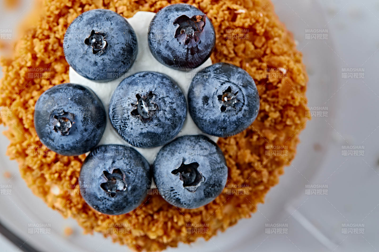 蓝莓坚果碎奶油慕斯蛋糕-摄影图