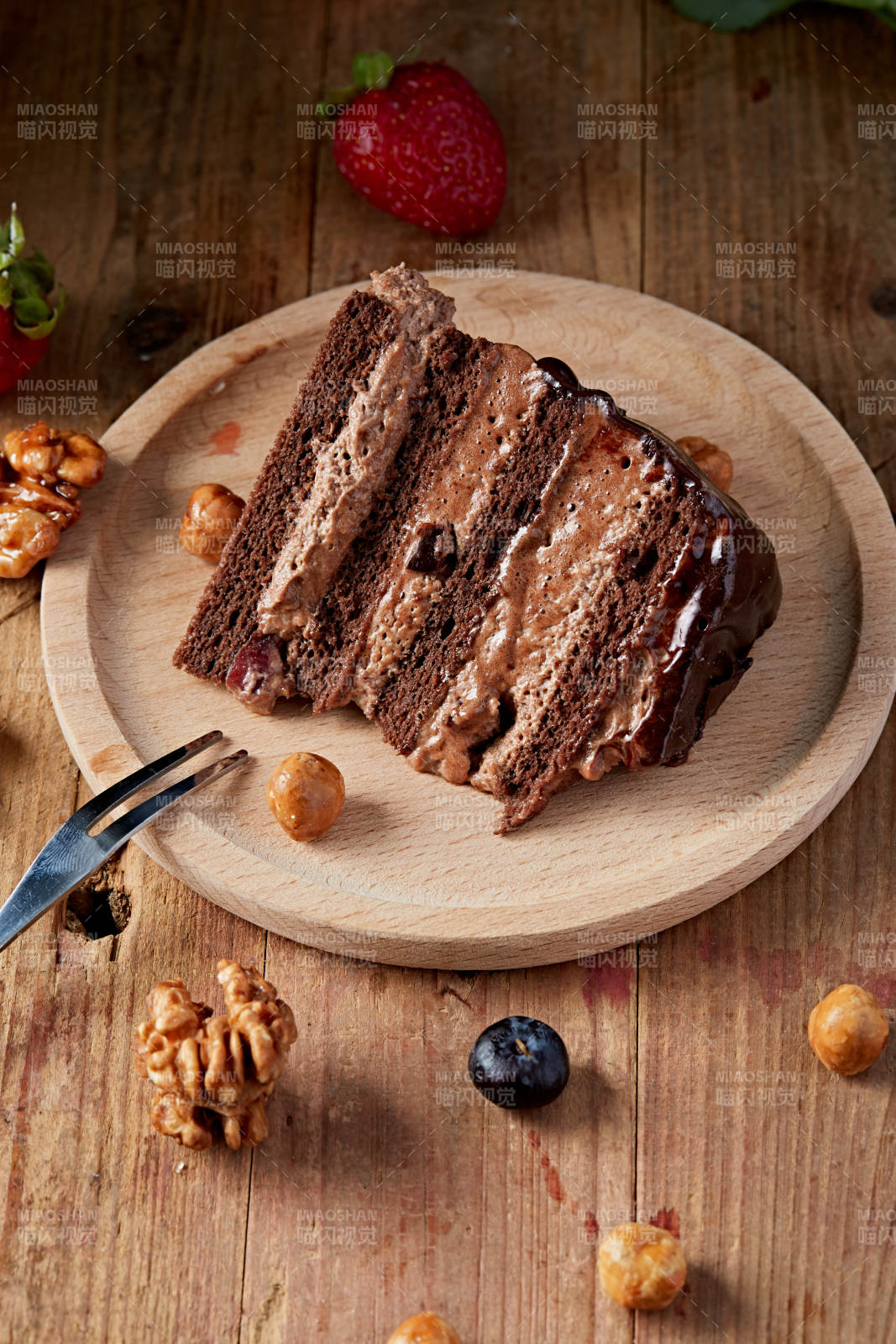 蓝莓草莓车厘子巧克力鲜奶慕斯生日蛋糕-摄影图