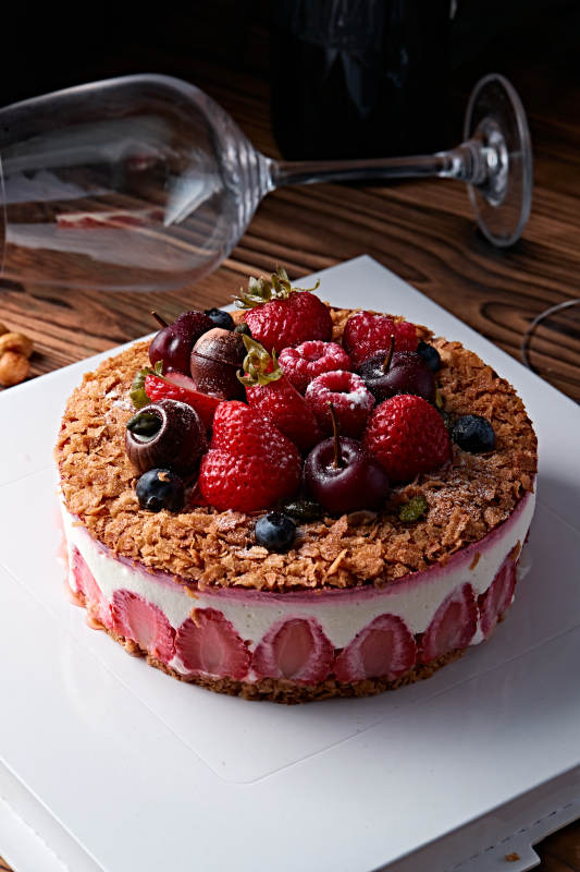 鲜水果点缀的鲜奶慕斯草莓烤坚果生日蛋糕