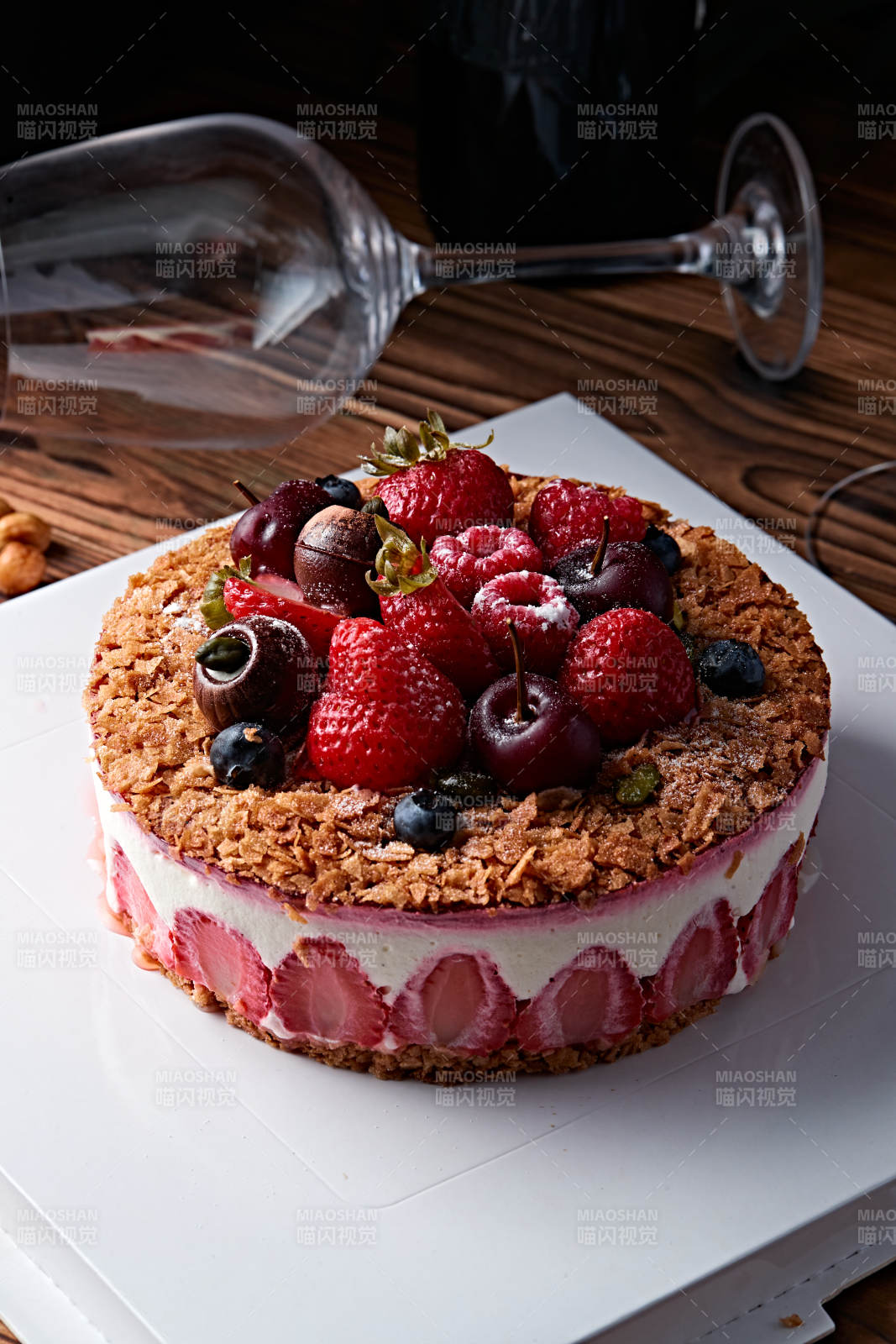 鮮水果點(diǎn)綴的鮮奶慕斯草莓烤堅(jiān)果生日蛋糕