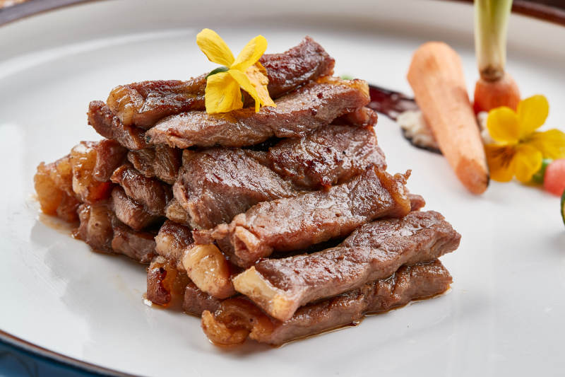 白色白瓷盘的香煎牛瓜条