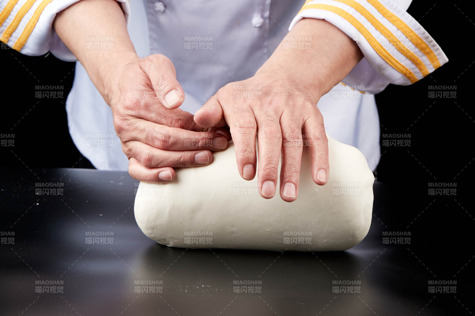 技艺精湛的山西刀削面师在展示刀削面制作