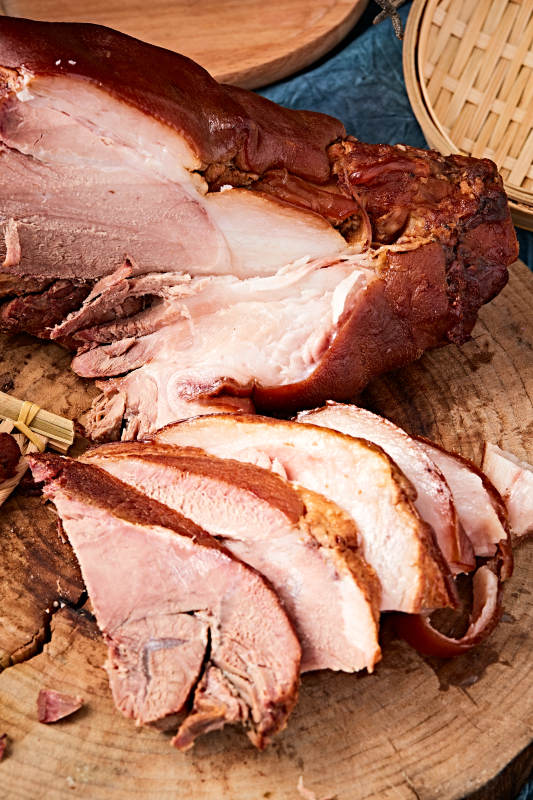 古法煙熏大豬肘肘子