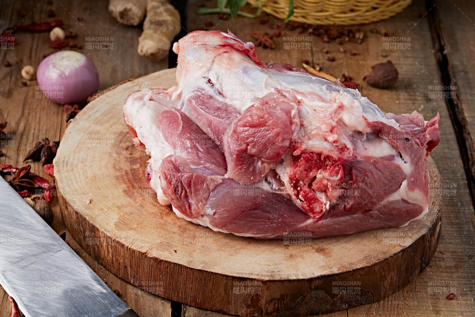 白色背景下的生鲜猪肘子-摄影图