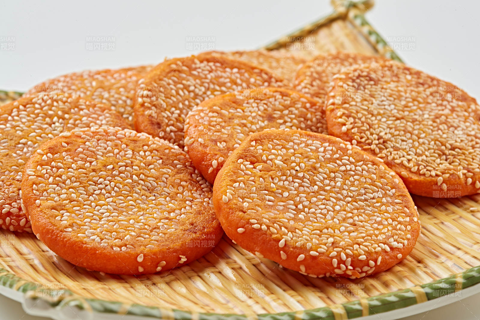 精美餐具装的手工豆沙南瓜饼