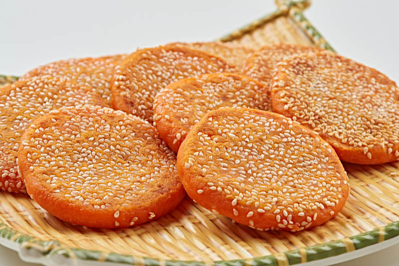 精美餐具装的手工豆沙南瓜饼