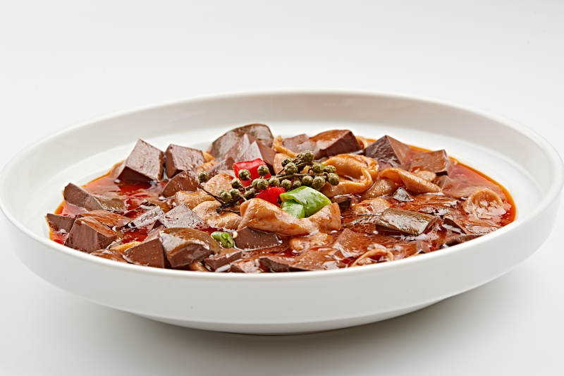 白色瓷盤(pán)裝的麻辣肥腸血豆腐