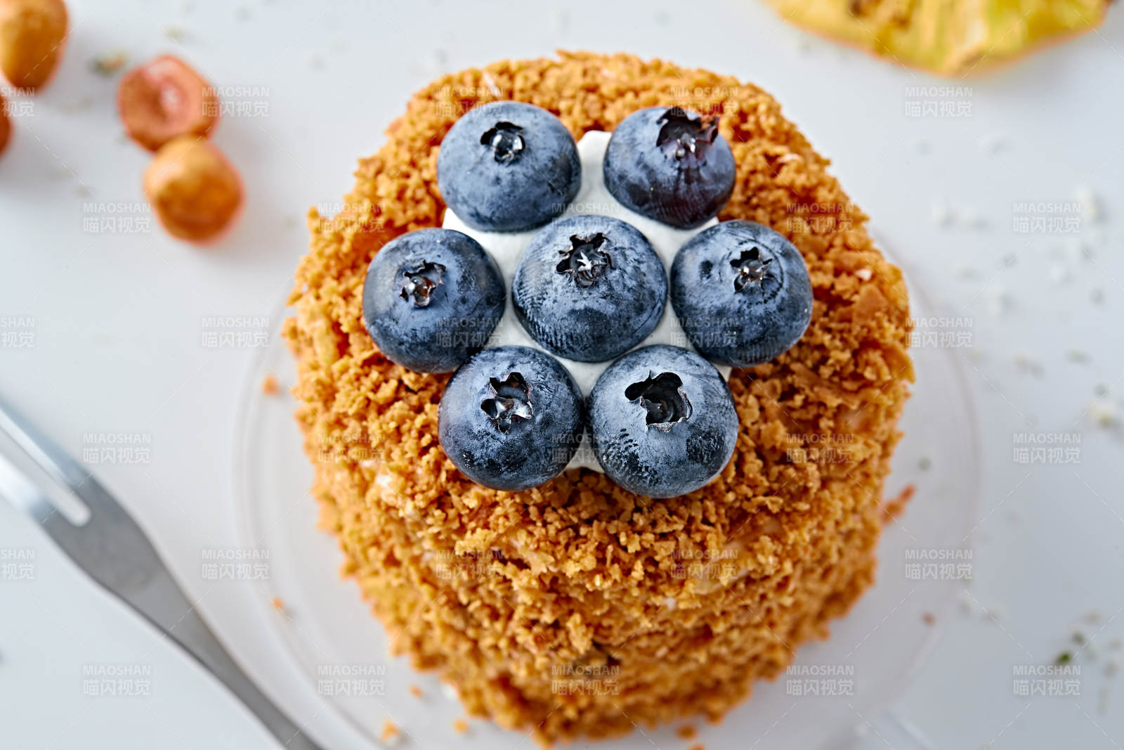 蓝莓坚果碎奶油慕斯蛋糕-摄影图
