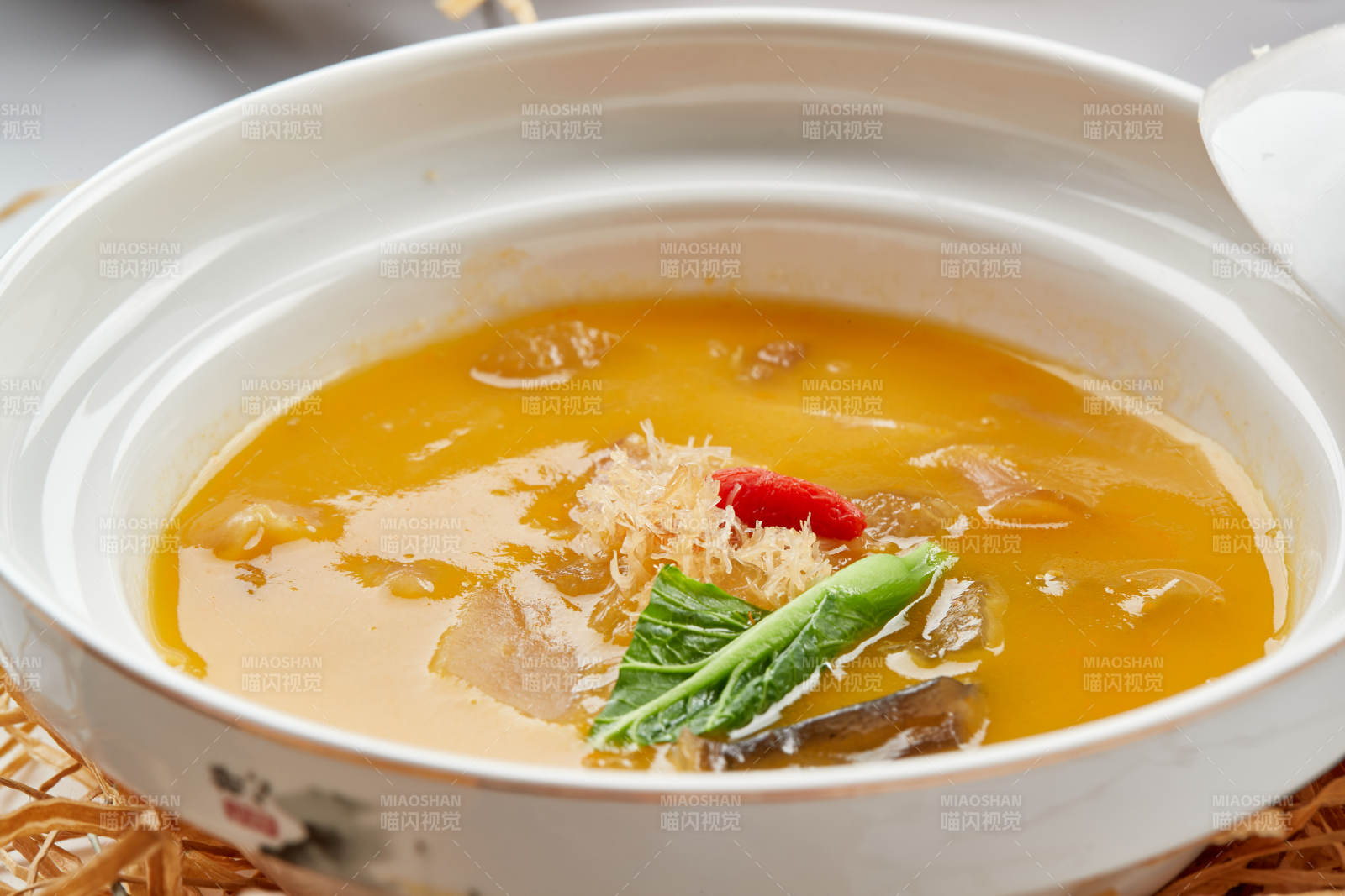 白色瓷碗装的燕鲍翅浓汤四宝