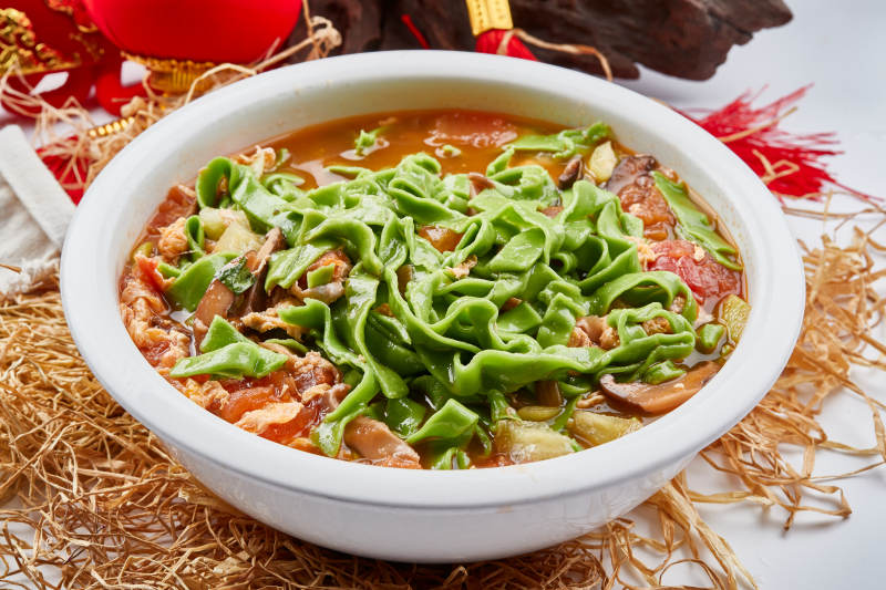 精美瓷餐具装的腊肉菠菜面