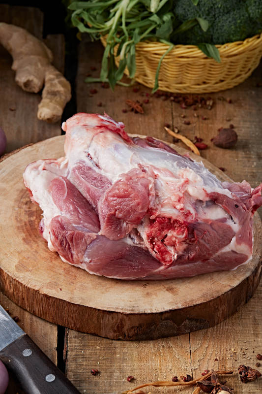 白色背景下的生鲜猪肘子