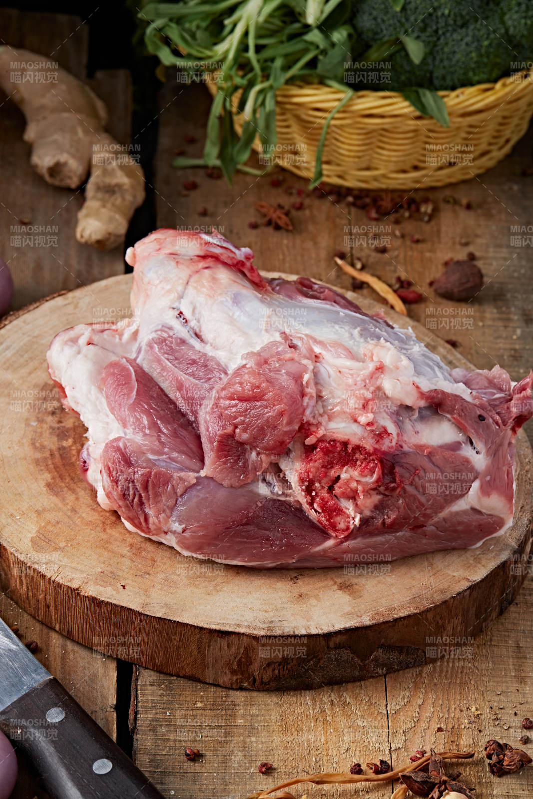 白色背景下的生鲜猪肘子