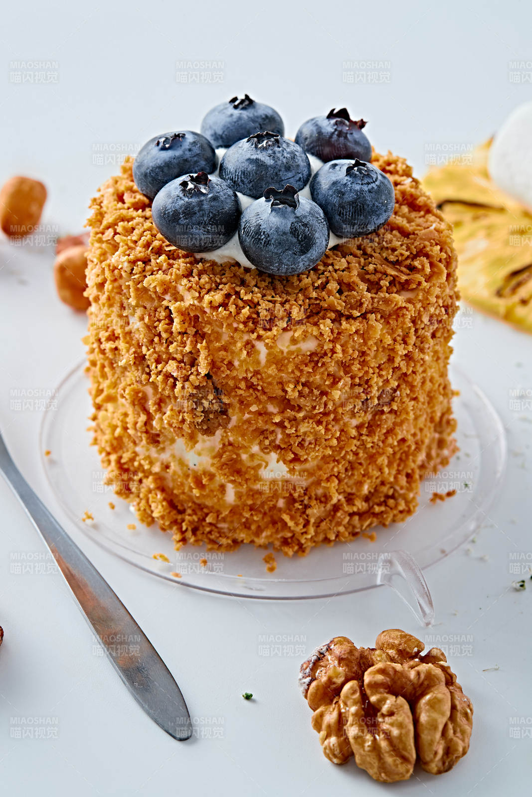 蓝莓坚果碎奶油慕斯蛋糕-摄影图