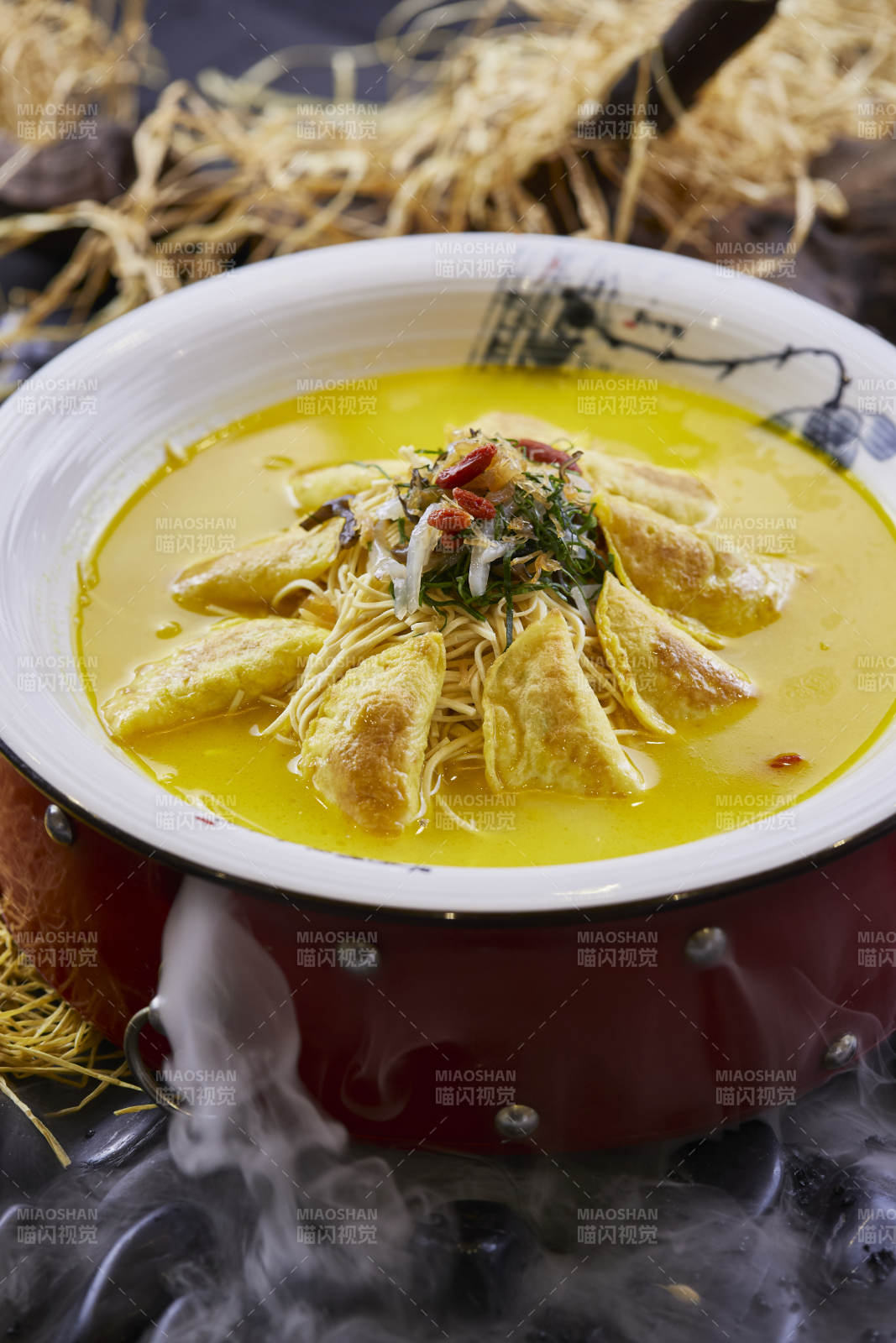 浓汤大烫干丝配虾肉蛋饺