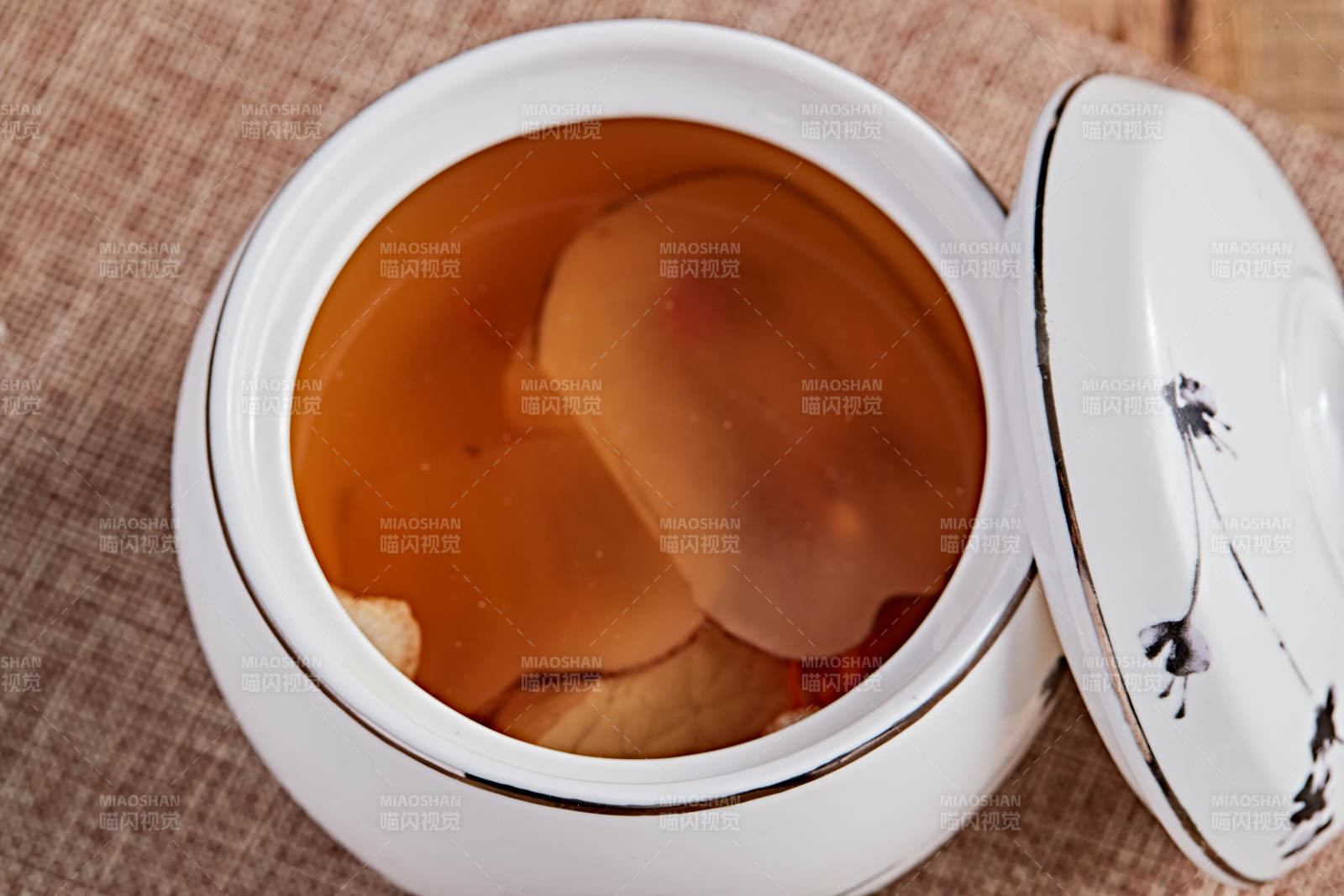 白色瓷汤盅装的木薯党参虫草花炖老鸭汤