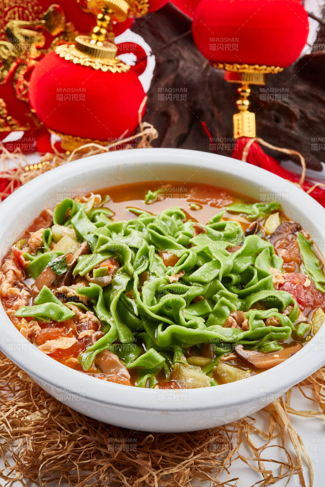 精美瓷餐具装的腊肉菠菜面