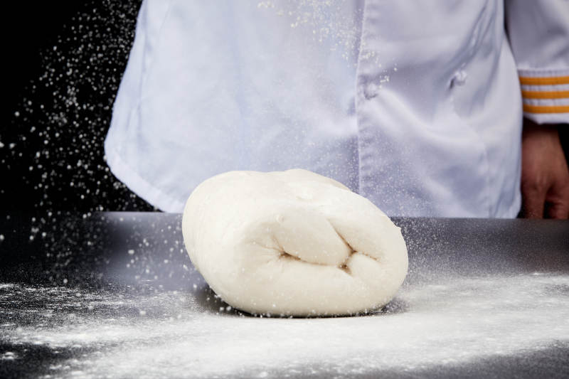 技艺精湛的山西刀削面师在展示刀削面制作