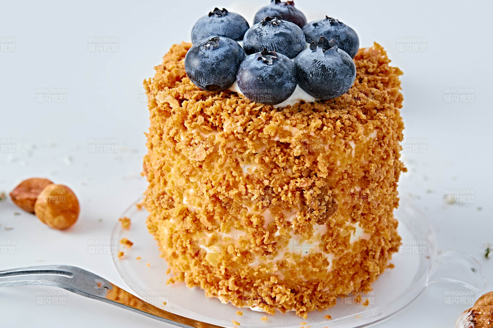 蓝莓坚果碎奶油慕斯蛋糕-摄影图
