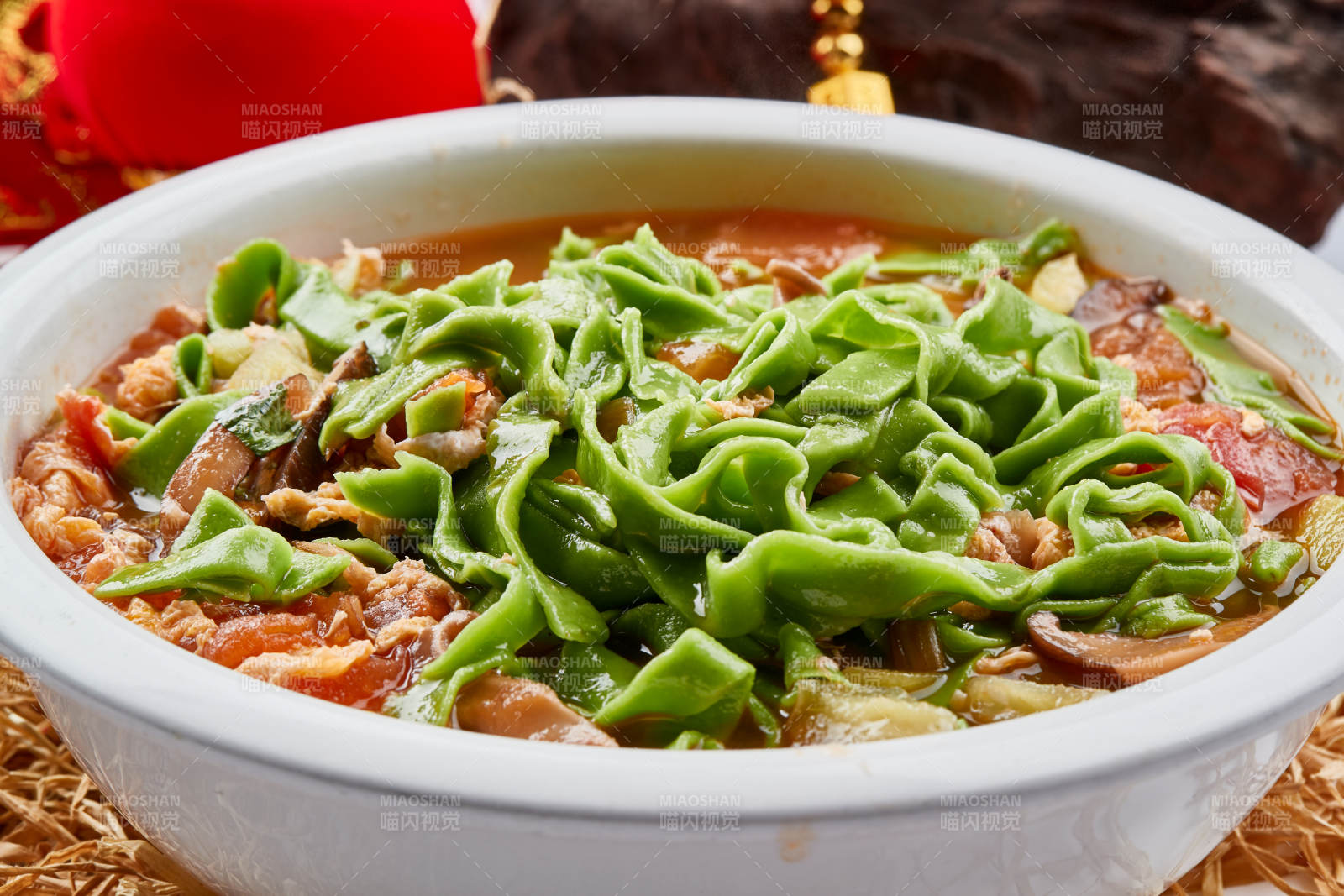 精美瓷餐具装的腊肉菠菜面