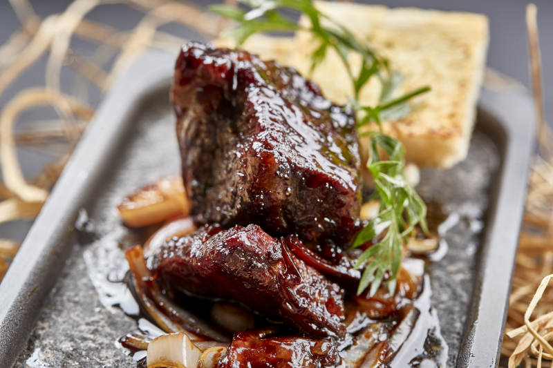 精美时尚位菜铁板蒜香和牛块