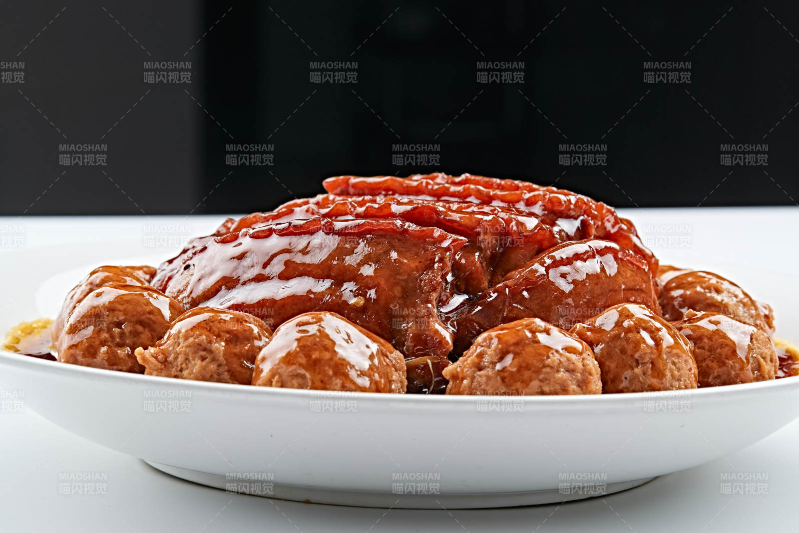 白色瓷盘装双喜卤味扣肉丸