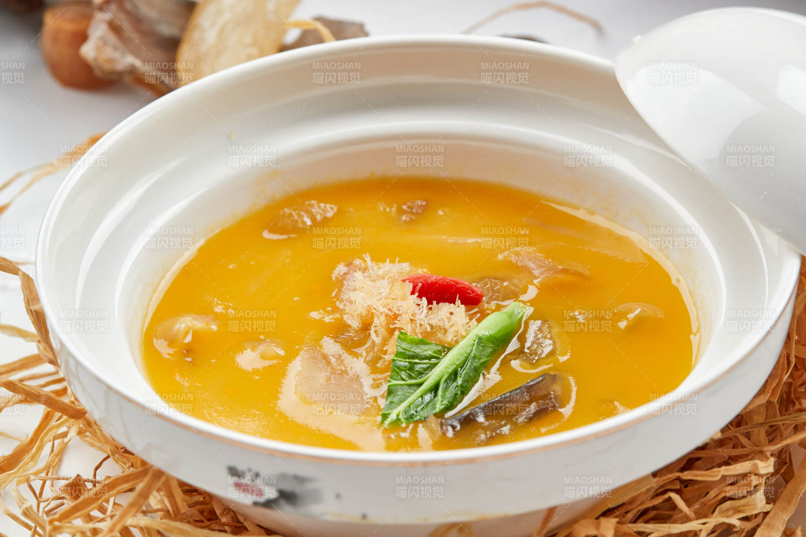 白色瓷碗装的燕鲍翅浓汤四宝