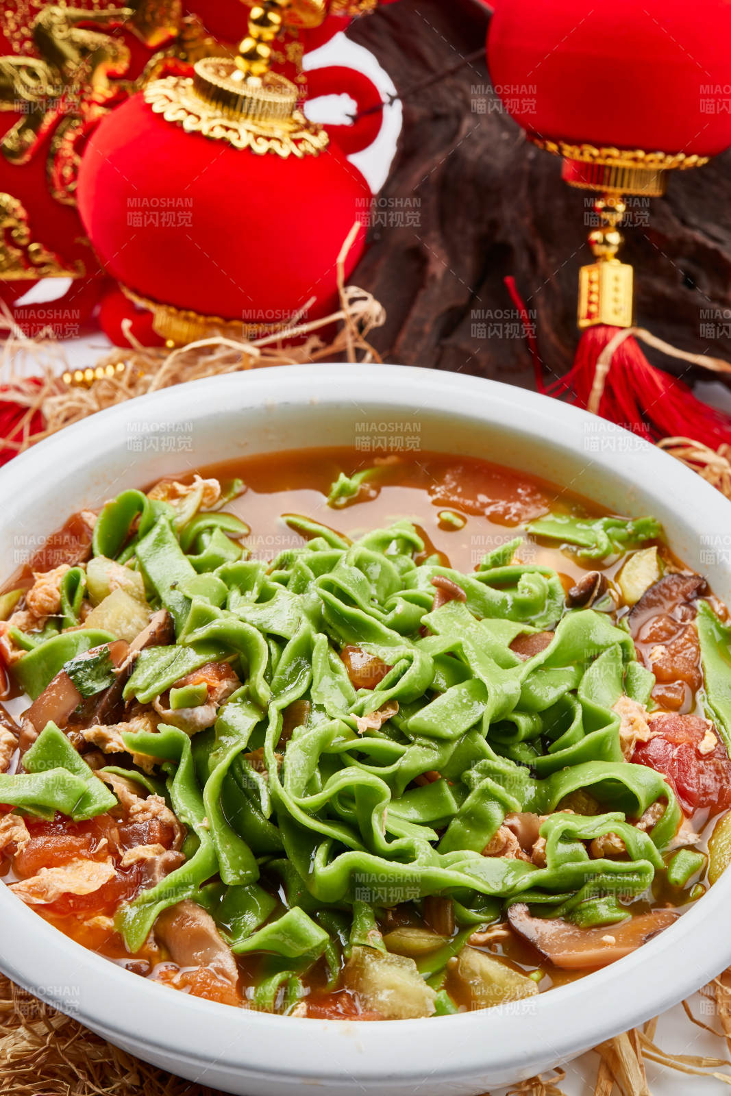 精美瓷餐具装的腊肉菠菜面