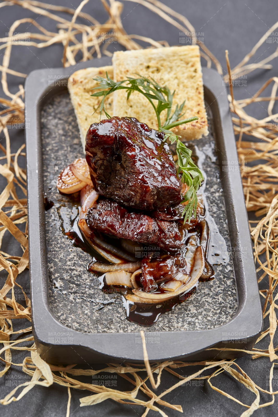 精美时尚位菜铁板蒜香和牛块