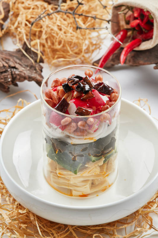 玻璃樽澆汁果仁腐竹木耳拌時(shí)蔬