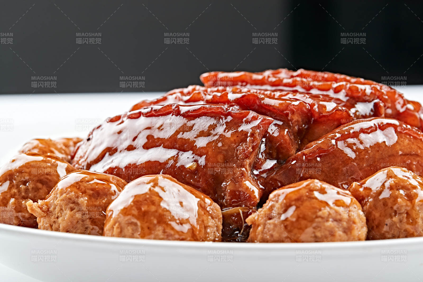 白色瓷盘装双喜卤味扣肉丸