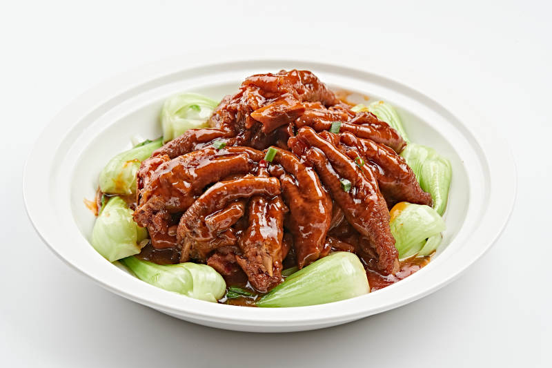 白色瓷盘装的的糟卤凤爪