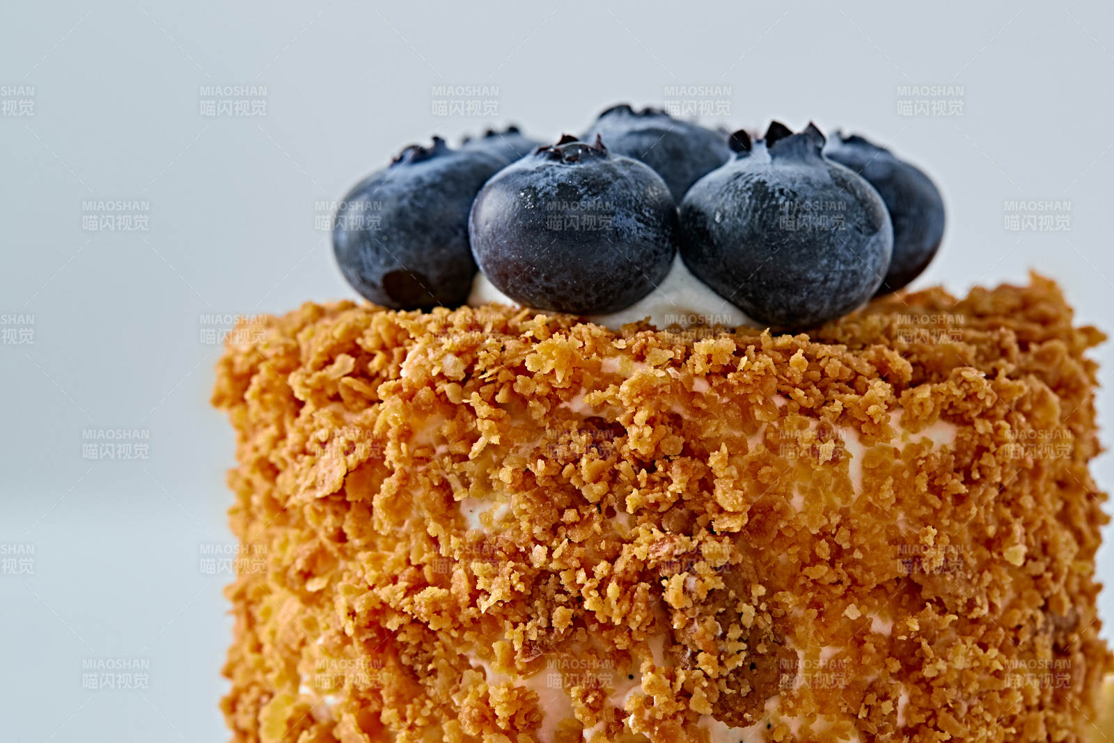 蓝莓坚果碎奶油慕斯蛋糕-摄影图