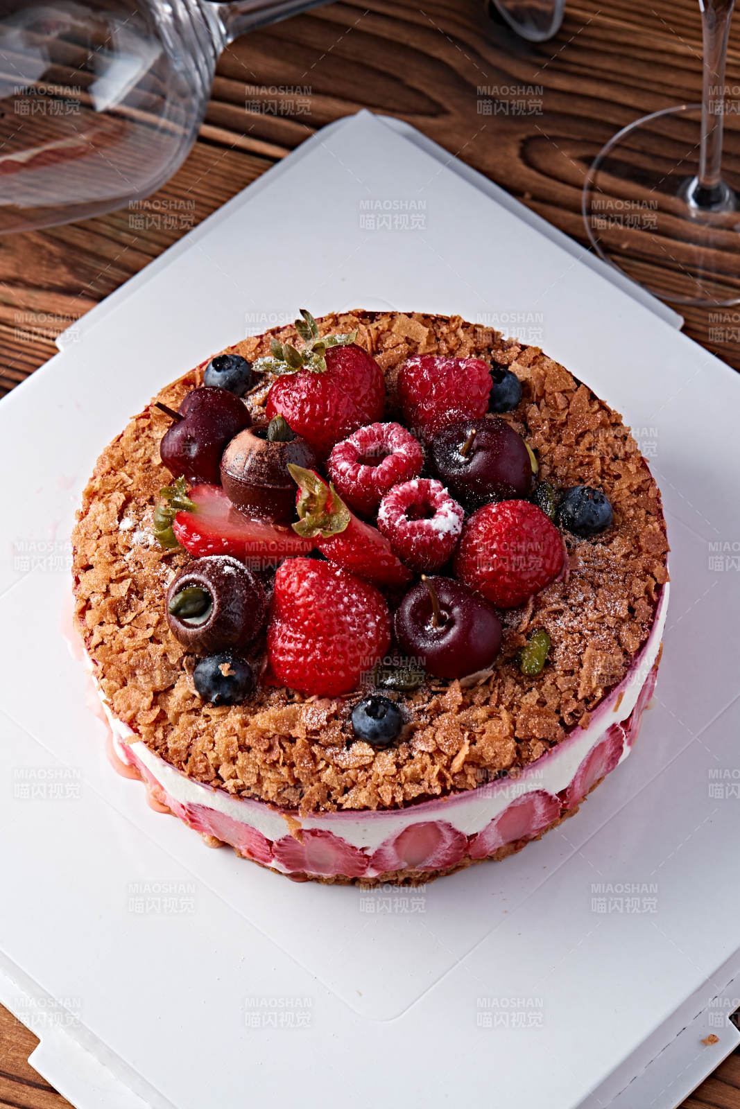 鮮水果點綴的鮮奶慕斯草莓烤堅果生日蛋糕