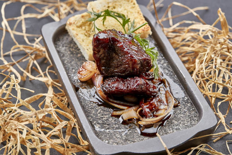 精美时尚位菜铁板蒜香和牛块