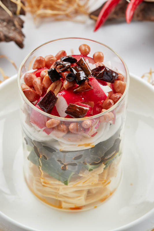 玻璃樽澆汁果仁腐竹木耳拌時(shí)蔬