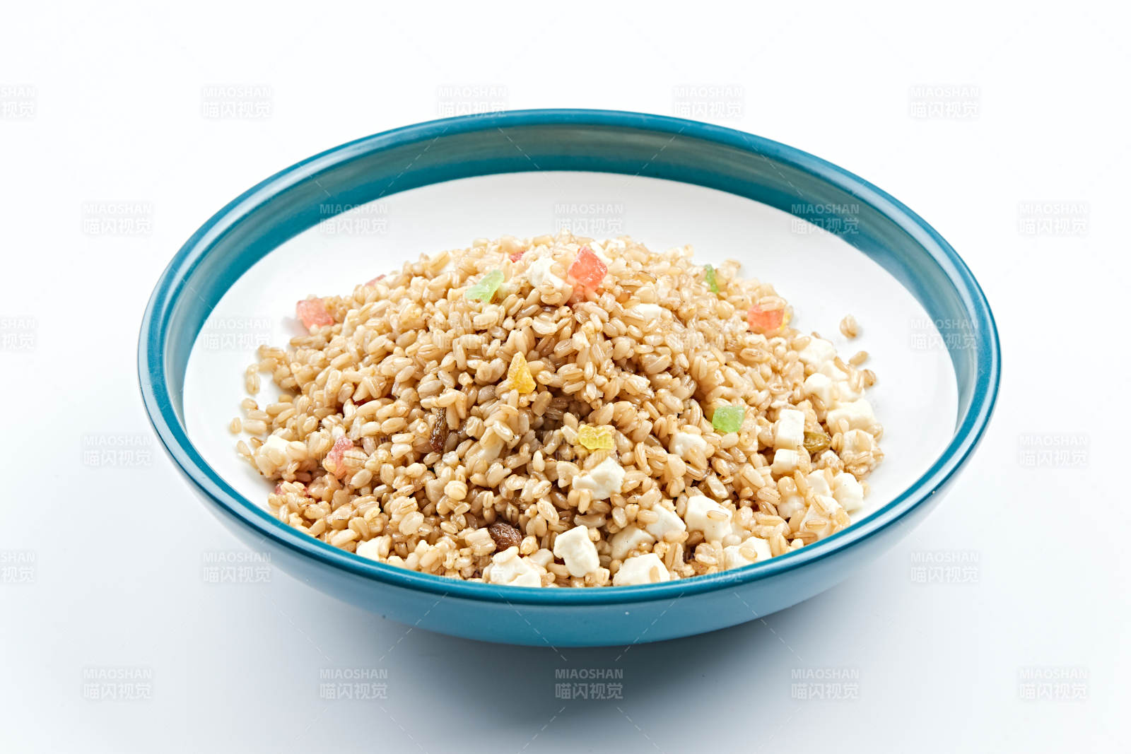 精美餐具装的粗粮燕麦米炒饭