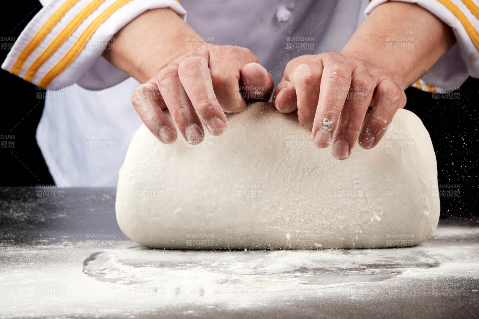 技艺精湛的山西刀削面师在展示刀削面制作