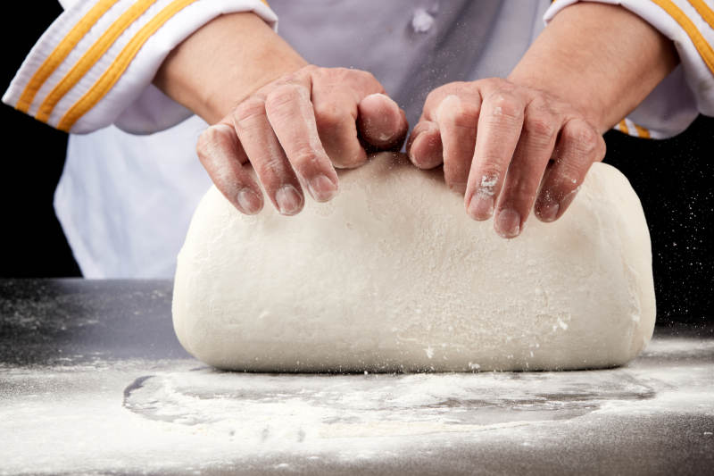 技艺精湛的山西刀削面师在展示刀削面制作