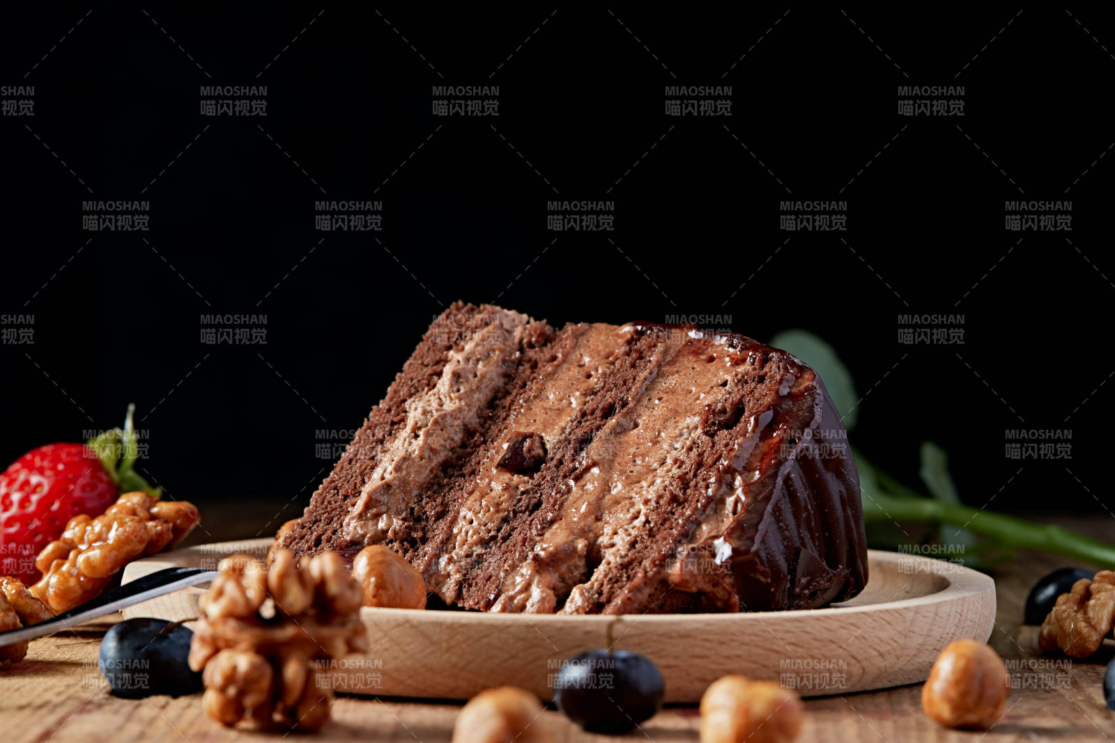 藍莓草莓車?yán)遄忧煽肆︴r奶慕斯生日蛋糕