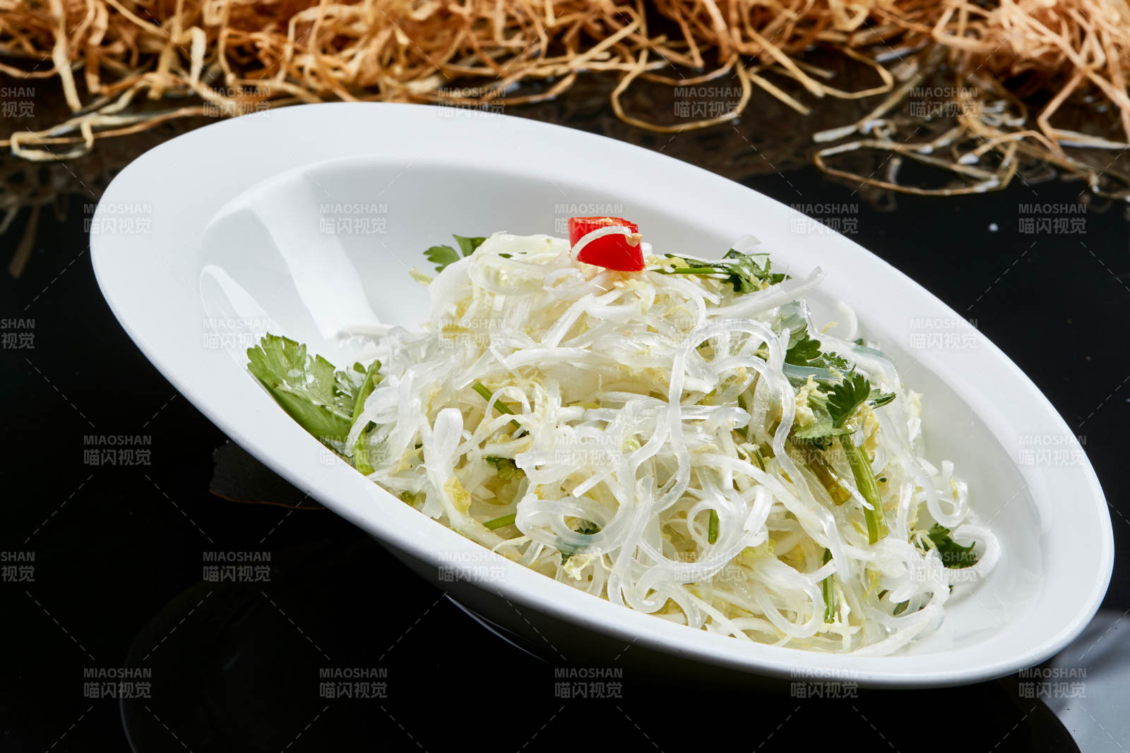 白色瓷盘装的凉拌粉丝豆芽-摄影图