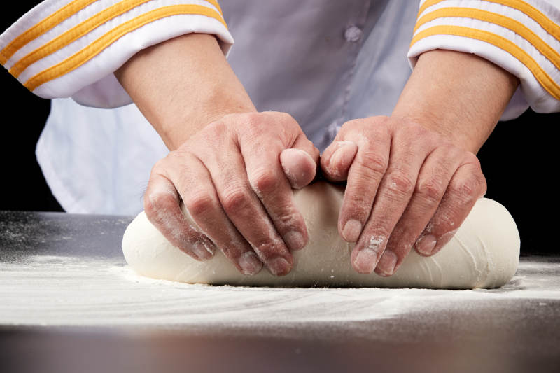 技艺精湛的山西刀削面师在展示刀削面制作