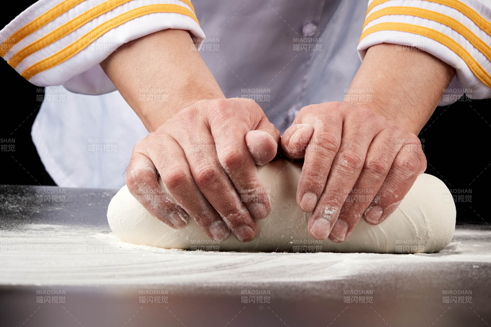 技艺精湛的山西刀削面师在展示刀削面制作