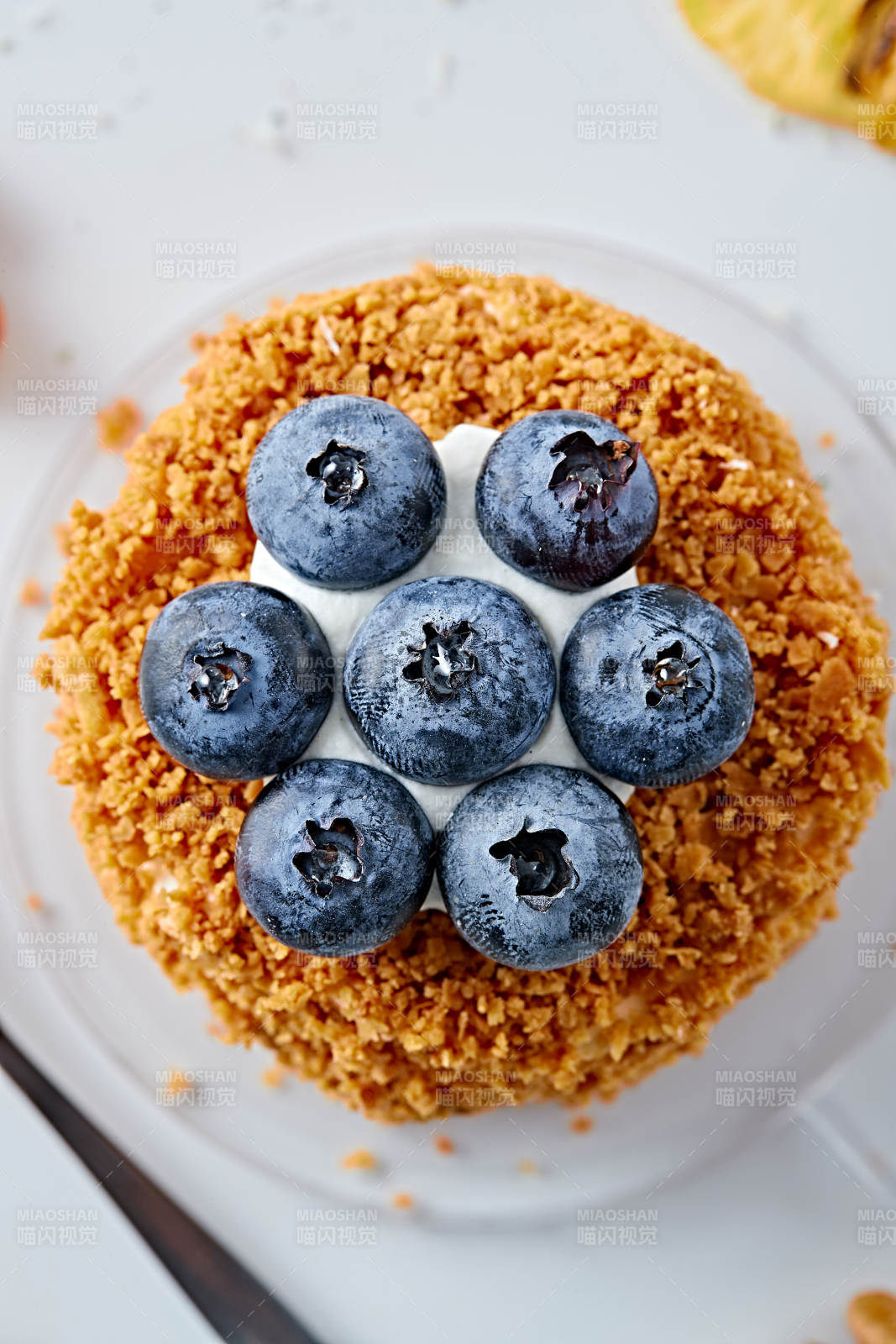 蓝莓坚果碎奶油慕斯蛋糕-摄影图