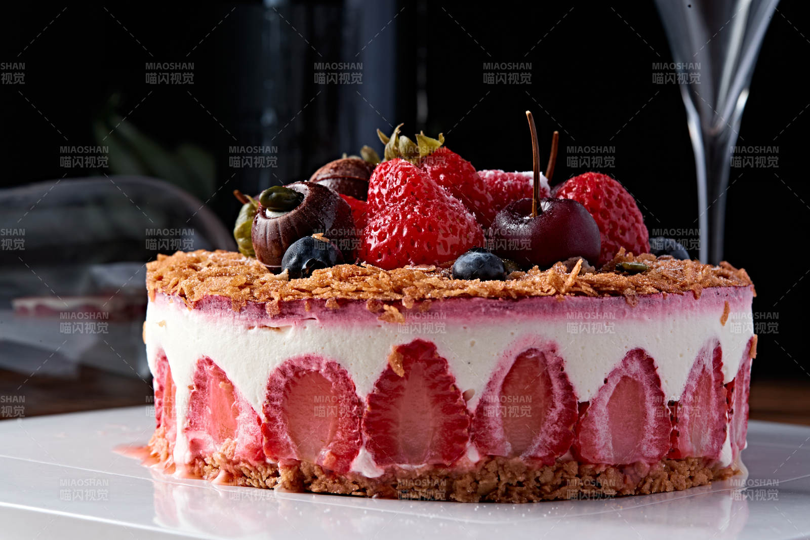 鮮水果點(diǎn)綴的鮮奶慕斯草莓烤堅(jiān)果生日蛋糕