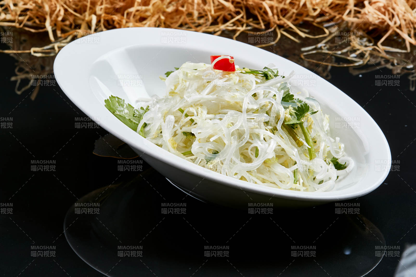 白色瓷盘装的凉拌粉丝豆芽-摄影图