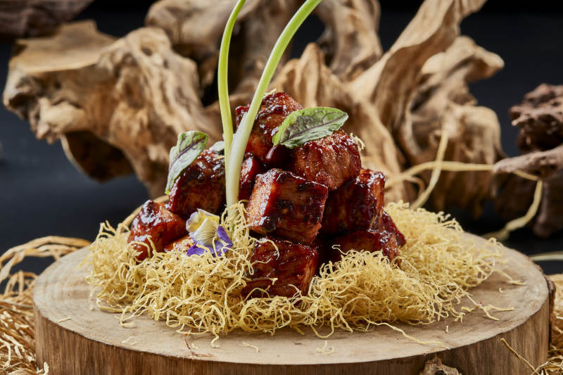 樟木砧板上的醬燒嫩牛方肉