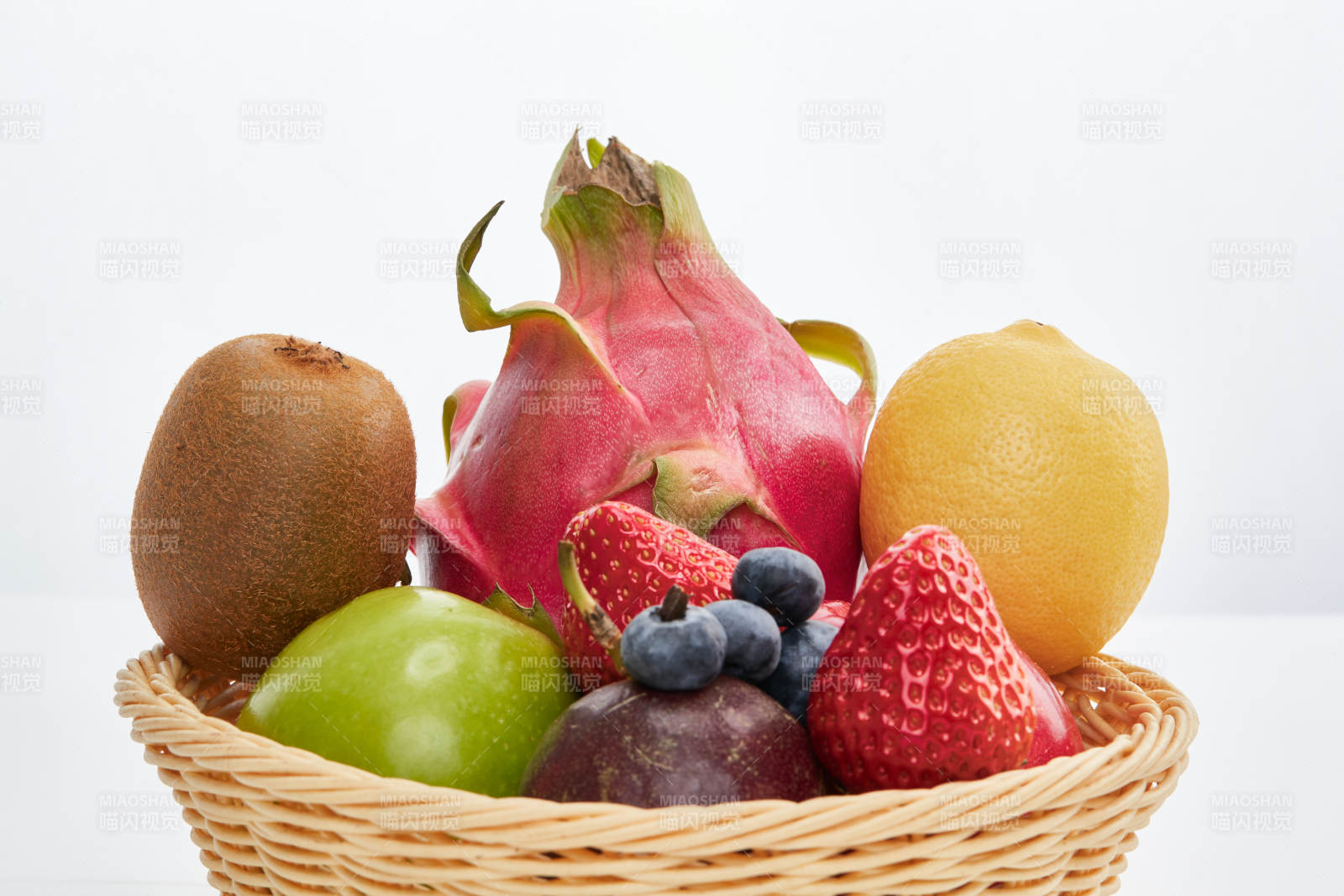 白色背景上摆放的新鲜水果篮